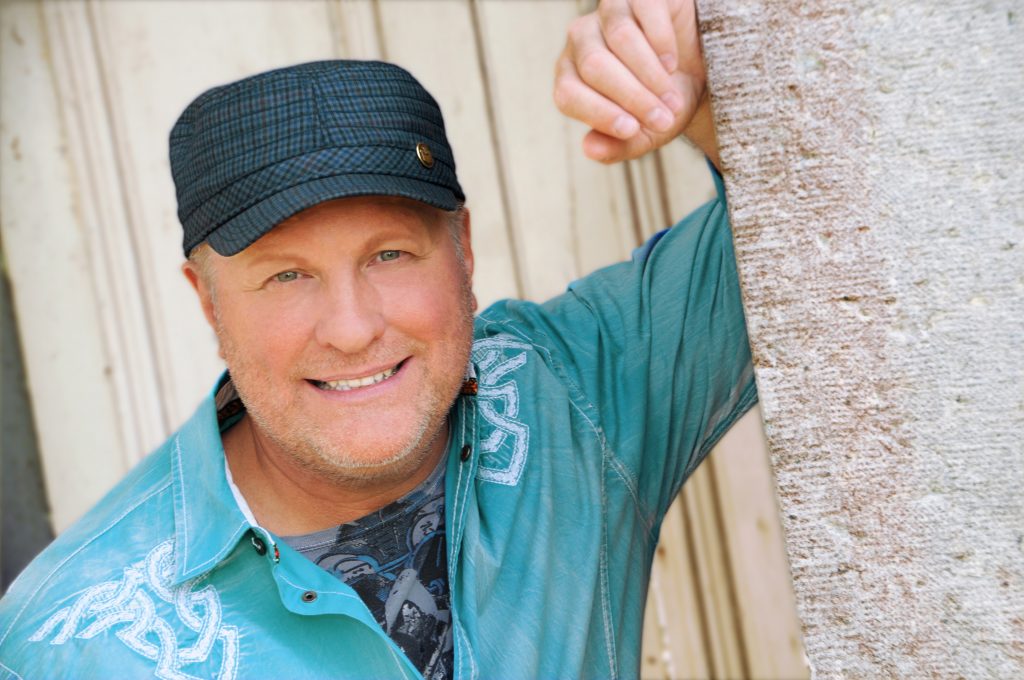 Collin Raye's 'Rewind Country' Debuts On Envision Networks Country